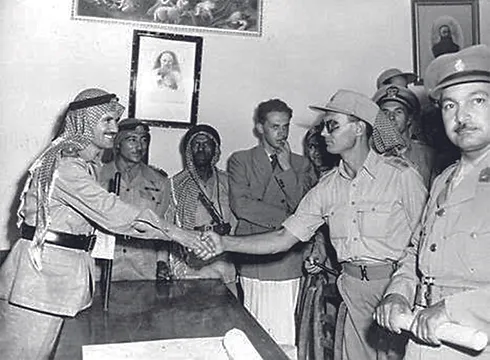 Historisch aufschlussreich ist ein Handschlag zwischen Jordaniens Kommandeur Abdullah Bey el Tal und Israels Mosche Dayan beim Waffenstillstand. Die Zufriedenheit des Jordaniers ist unübersehbar © DEIN e.V.